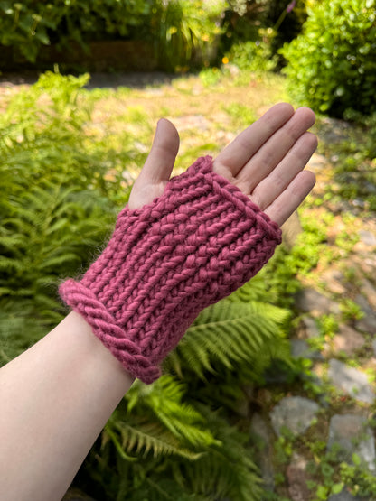 Mulberry fingerless gloves in 100% merino wool