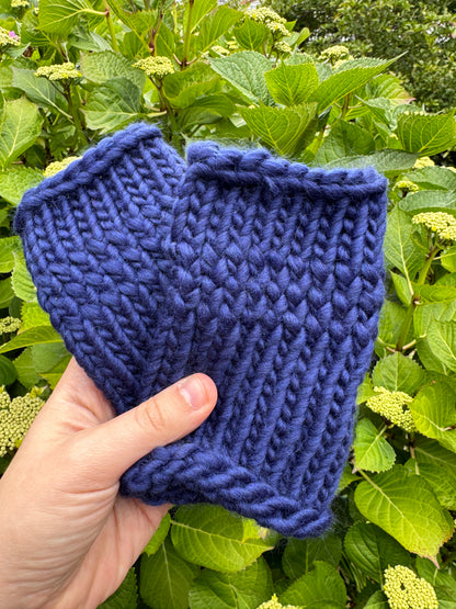 Navy fingerless gloves in 100% merino wool